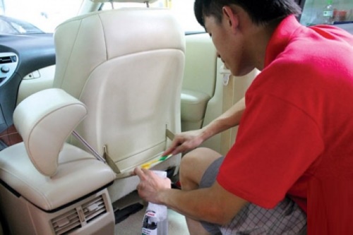 Cần làm sạch các vết nước ngấm để ngăn chặn ẩm mốc trên xe ô tô