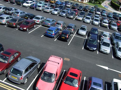 Khi đậu ô tô ở bãi bạn nên chọn bãi đỗ xe có diện tích rộng rãi