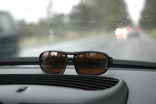 Dính nước mưa là một nguyên nhân gây ẩm mốc trên xe ô tô