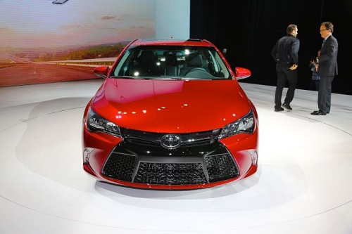 Toyota Camry 2015 trẻ trung trong từng góc cạnh