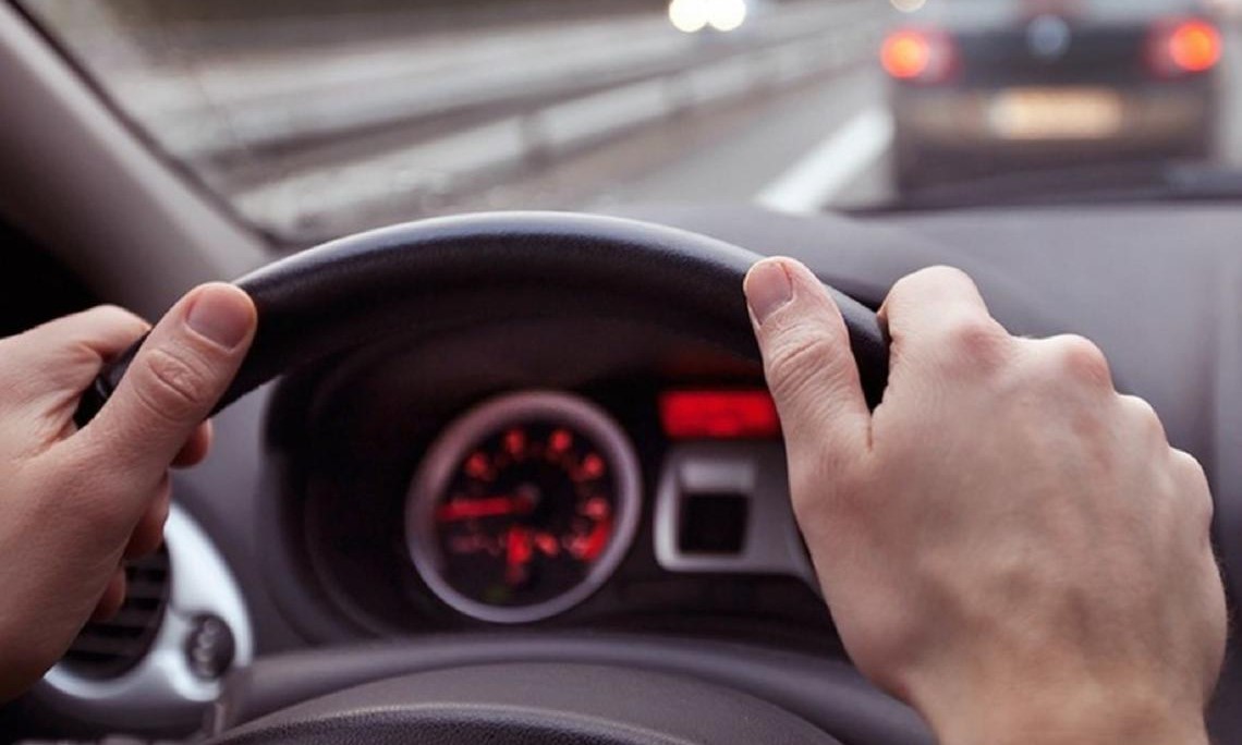Giữ chân ga ổn định, tránh tăng tốc đột ngột